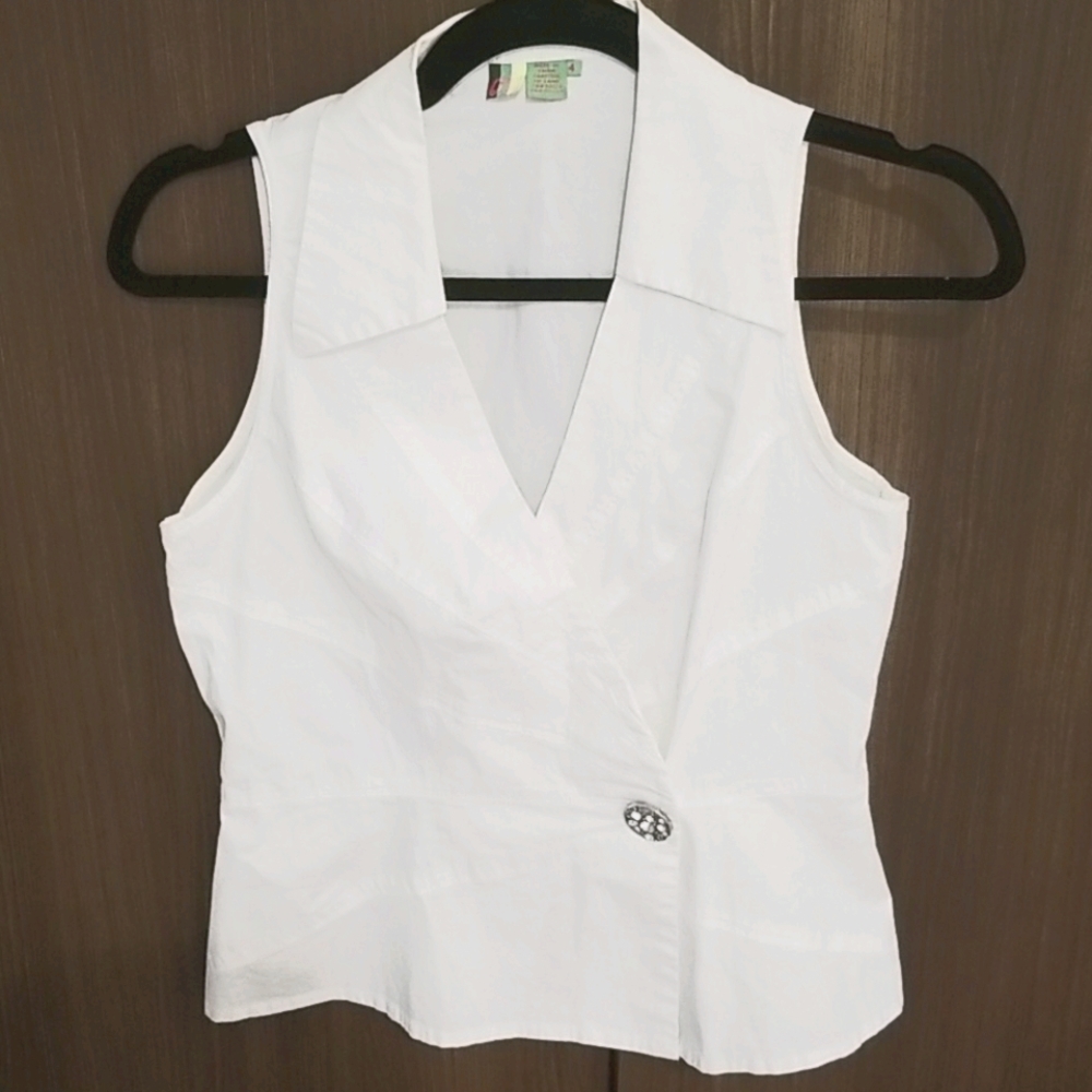 White Jeweled Buttons Sleeveless Cotton Top Marked a Size 4